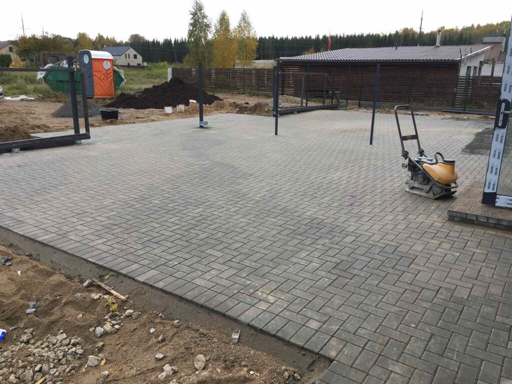 Tvoros stulpų betonavimas