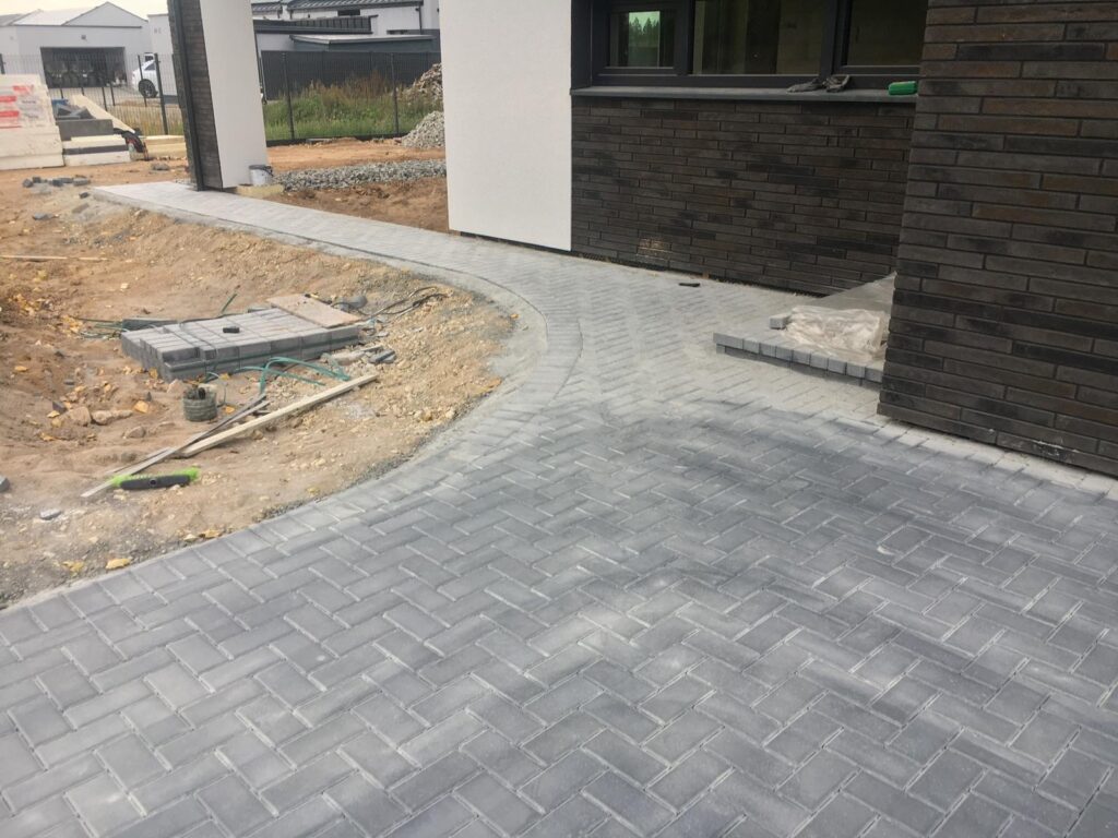 Trinkelių klojimas - aplink namą ir kiemas