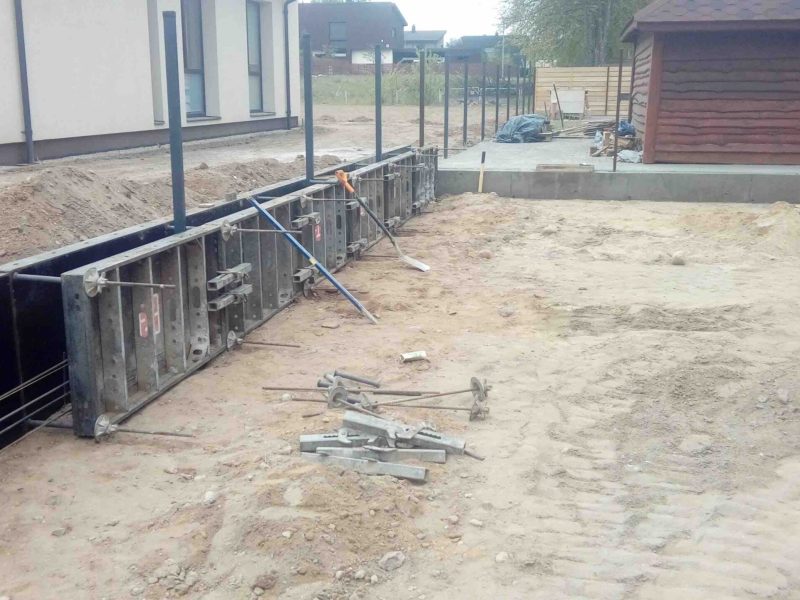 Tvoros stulpų betonavimas