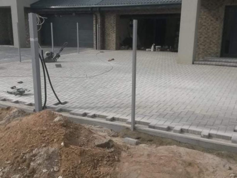 Tvoros stulpų betonavimas