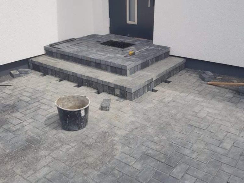 Trinkelių klojimas - laiptų klijavimas