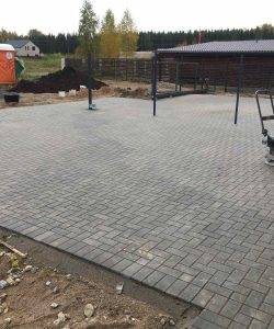 Tvoros stulpų betonavimas