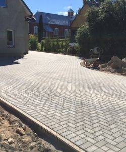 Trinkelių klojimas - aplink namą ir kiemas