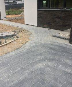 Trinkelių klojimas - aplink namą ir kiemas