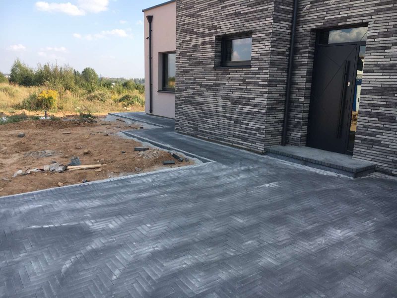 Trinkelių klojimas - aplink namą ir kiemas