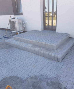 Laiptų klijavimo trinkelėmis pavyzdys