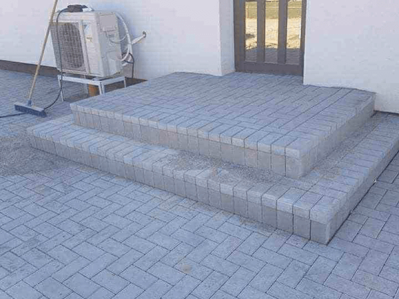 Laiptų klijavimo trinkelėmis pavyzdys