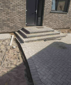 Laiptų klijavimas trinkelėmis ir kiemo klojimas