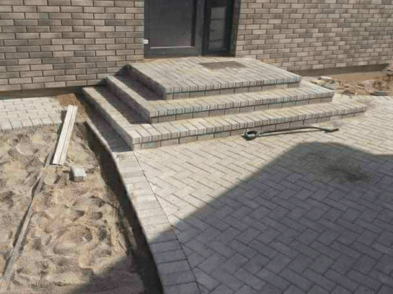 Laiptų klijavimas trinkelėmis ir kiemo klojimas