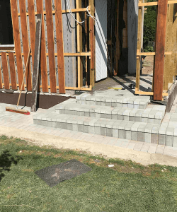 Laiptų klijavimo trinkelėmis pavyzdys