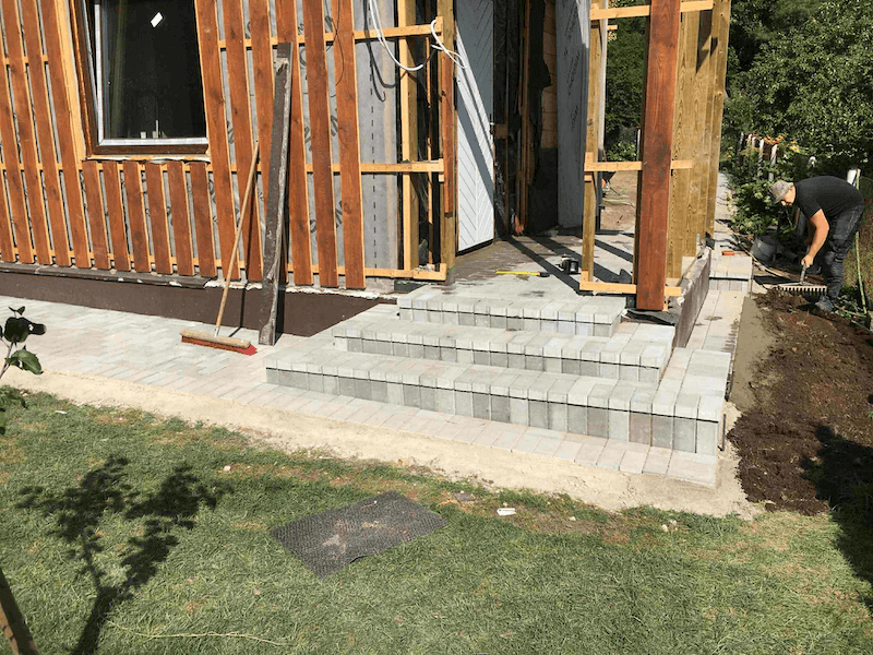 Laiptų klijavimo trinkelėmis pavyzdys