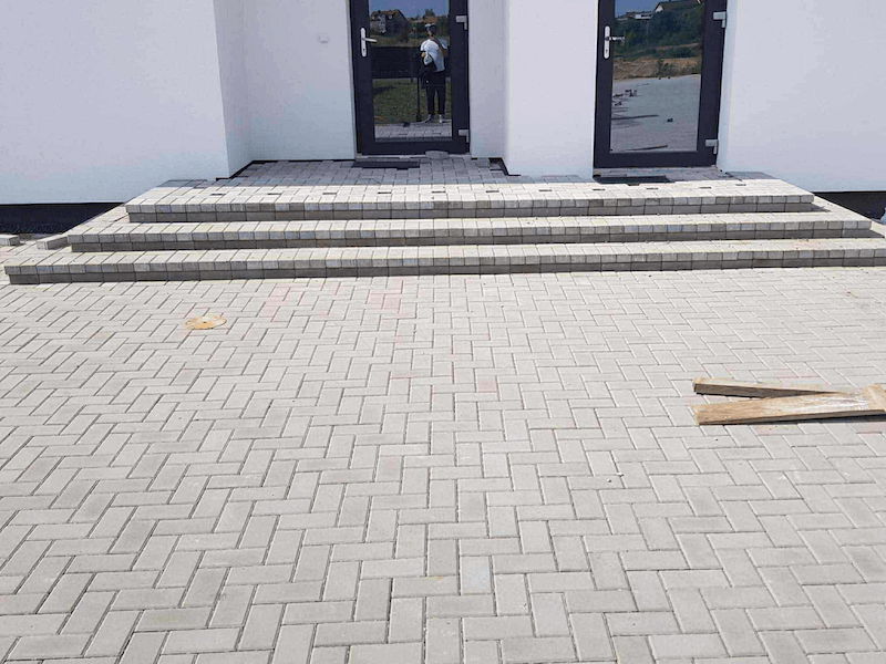 Laiptų klijavimas trinkelėmis ir kiemo klojimas