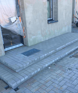 Laiptų klijavimas trinkelėmis ir kiemo klojimas