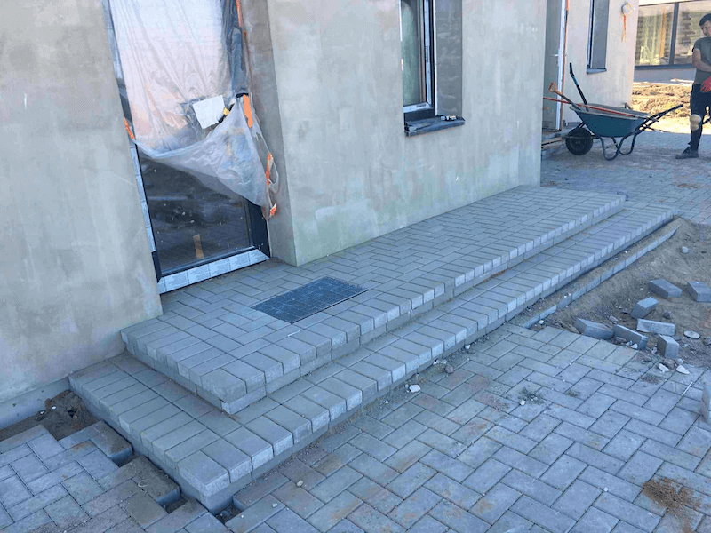 Laiptų klijavimas trinkelėmis ir kiemo klojimas