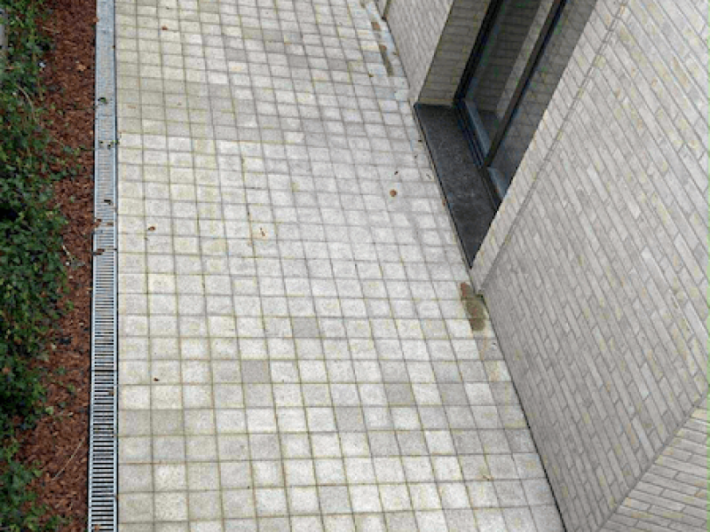 Takelio klojimas trinkelėmis ir lietaus kanalizacija