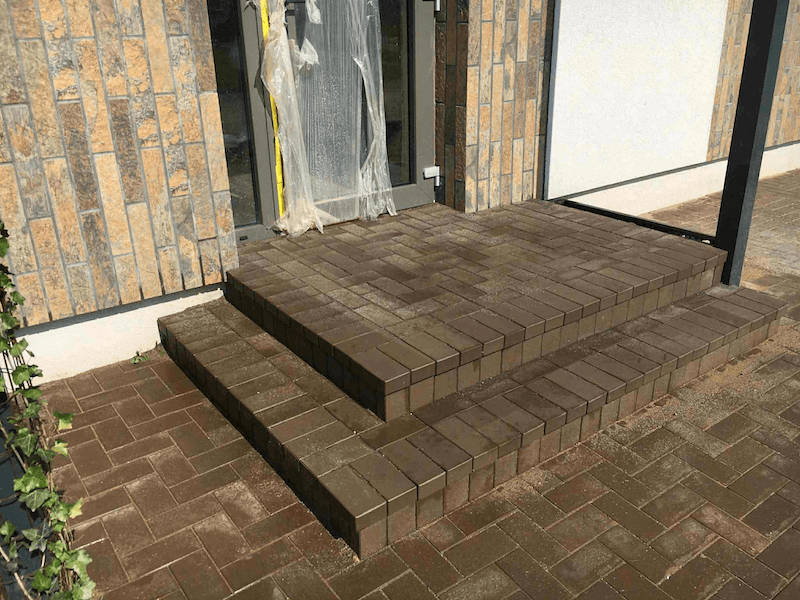 Laiptų klijavimas trinkelėmis ir kiemo klojimas